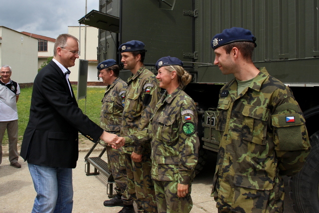 Náměstek pro řízení SVA MO Daniel Koštoval se krátce pozdravil s vojáky
