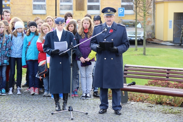 Velitel strakonické brigády plukovník Vladimír Barca přednesl báseň V polích flanderských