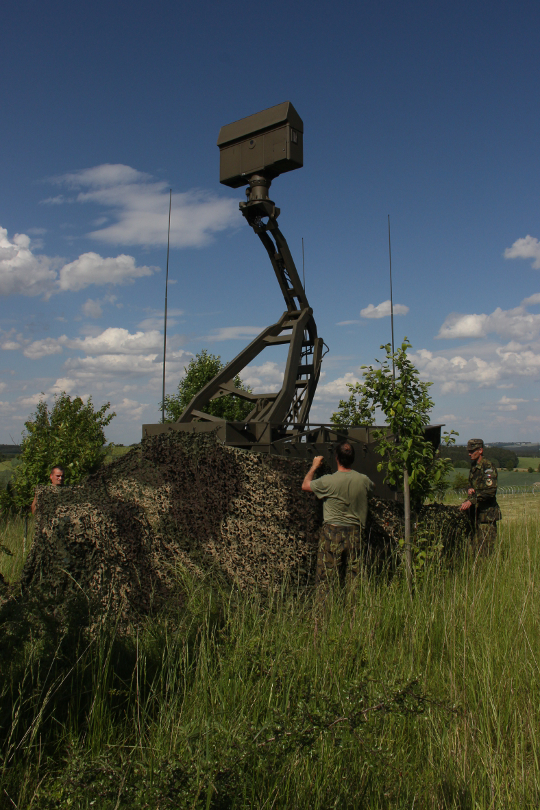 Příprava techniky. Na snímku průzkumné radiolokační čidlo RVR
