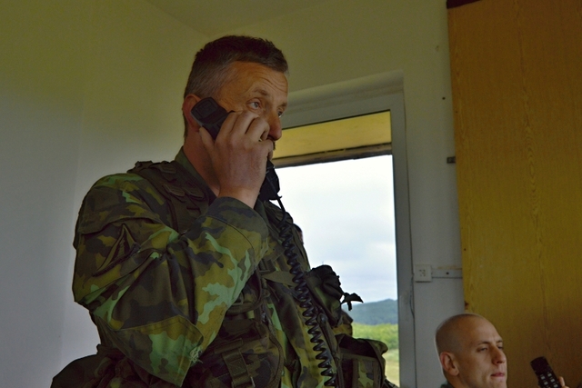 Poručík Václav Randák během bojových střeleb na řídící věži. 