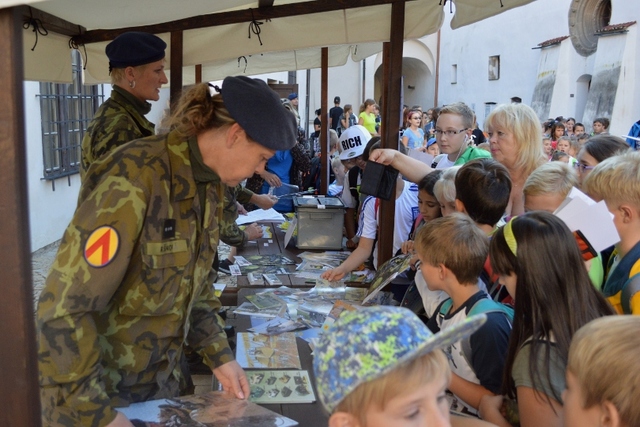 Vojenské puzzle, skládanku či omalovánky si mohly děti odnést na památku
