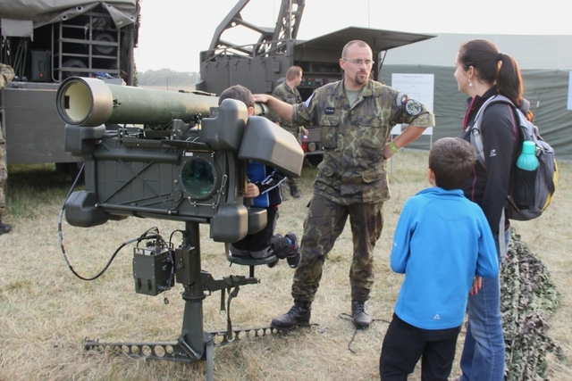 Rotný Humr představil návštěvníkům Dnů NATO protiletadlový raketový komplet RBS-70