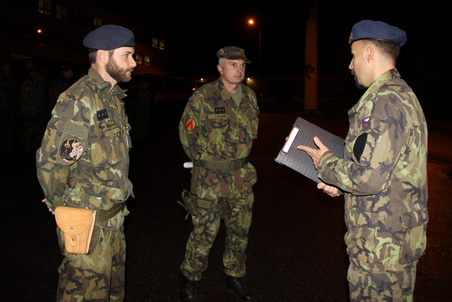 Major Petr Mikel (vpravo) vydává poslední pokyny před odjezdem velitelům úkolových uskupení nadporučíkovi Radimu Janákovi a nadporučíkovi Vratislavu Kolářovi