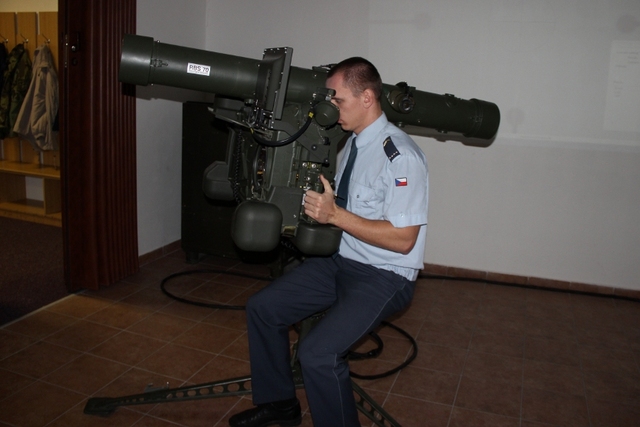 Studenti si na trenažéru vyzkoušeli činnost operátora protiletadlového kompletu RBS-70