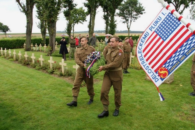 Lukáš Zrzavecký a Radek Marcín (zleva) během pietního aktu na hřbitově v La Targette ve Francii. 