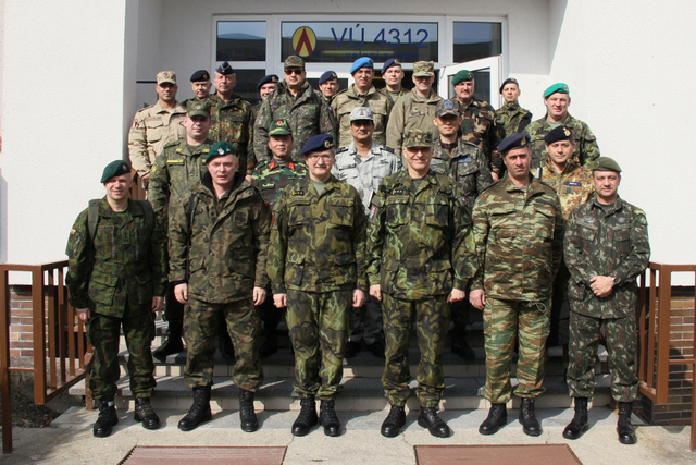 Z návštěvy vojenských a leteckých přidělenců u 25. protiletadlového raketového pluku ve Strakonicích. 