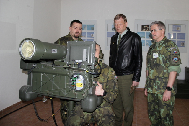 Generál Bečvář při ukázce trenažéru protiletadlového raketového kompletu RBS-70. 