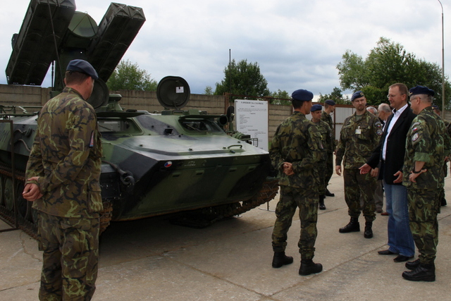 Během prohlídky protiletadlového raketového kompletu S-10M