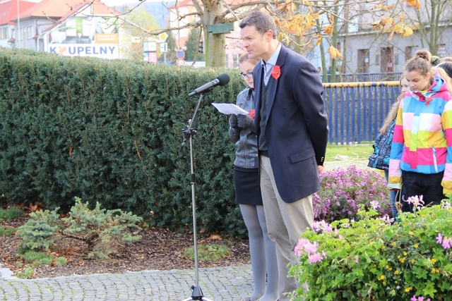 K přítomným promluvil i lektor anglického jazyka Robert Aspen