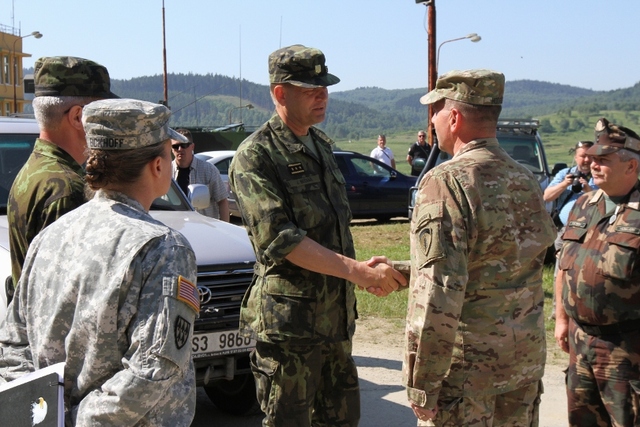 Generálporučík Josef Bečvář se zdraví s generálporučíkem Benem Hodgesem
