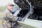 Řídící výcviku major Pavel Hanus u radiolokátoru SURN CZ