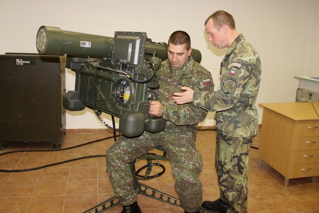 Na trenažéru si mohli vyzkoušet činnost operátora protiletadlového kompletu RBS-70. Jakým způsobem se ovládá, vysvětlil slovenskému kolegovi rotný Pavel Hammer