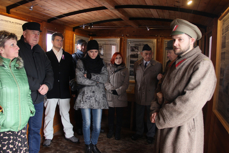 Průvodci v dobových uniformách seznamují návštěvníky se životem československých legionářů