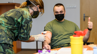 Vojáci se testovali na protilátky proti COVID-19. Následovat bude odběr plazmy