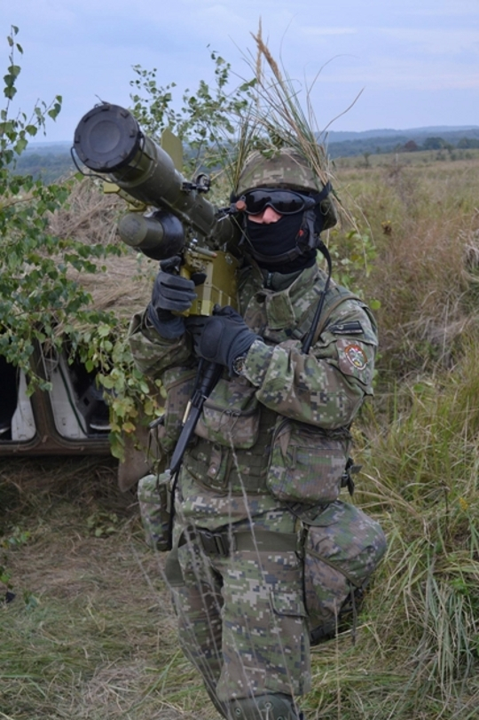 Slovenský operátor protiletadlového raketového kompletu IGLA.