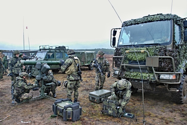 Čeští vojáci se připravují na statickou ukázku techniky. 