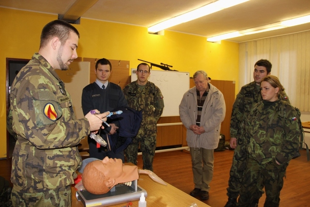 O postupu při zprůchodnění dýchacích cest se studenty hovořil praporčík Michael Šnajdar
