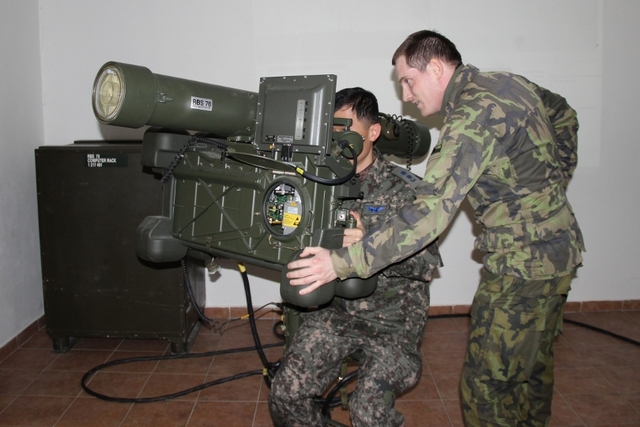 Někteří si na trenažéru vyzkoušeli činnost operátora kompletu RBS-70