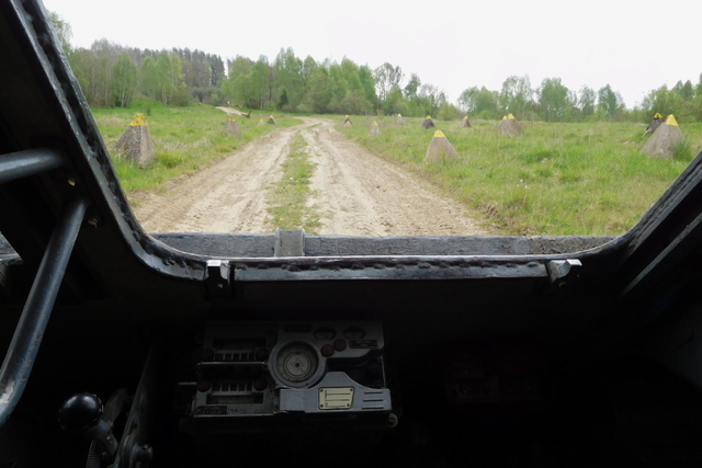 Pohled z vozidla během jízdy. 