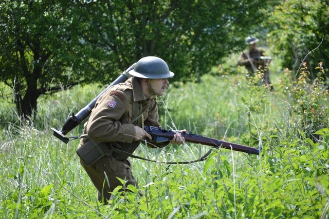 Členové vojenského historického klubu Čeští lvi předvedli ukázku dobového nasazení z druhé světové války