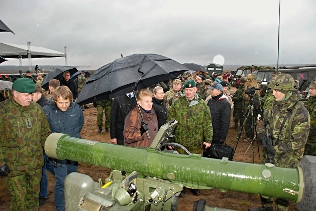 Prezidentka Litevské republiky Dalia Grybauskaitė pohovořila s vojáky i přes nepříznivé počasí. Na snímku jí poručík Antonín Nevěřil představuje protiletadlový raketový komplet RBS-70. 