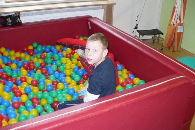 Jednou ze základních rehabilitačních technik je polohování. Využívány jsou při ní různé pomůcky. 