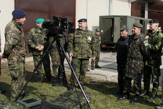 Hostům byla představena mimo jiné také aparatura vzdušného pozorovatele