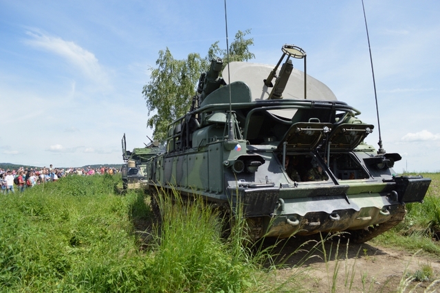 Vojáci najíždí s technikou do palebného postavení. 