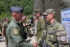 Ocenění nejlepších vojáků. Na snímku velitel Vzdušných sil AČR brigádní generál Libor Štefánik blahopřeje rotmistrovi Miroslavu Kleinmannovi