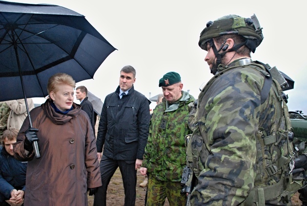 Litevská prezidentka Dalia Grybauskaitė a velitel litevských pozemních sil generálmajor Almantas Leika hovoří s rotmistrem Markem Brabcem. 