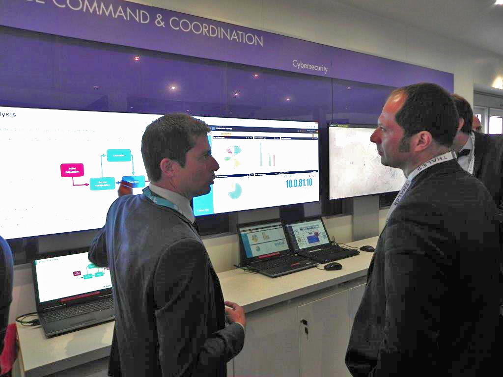 Náměstek Pavel Beran u jednoho stánku na mezinárodní výstavě Le Bourget v Paříži