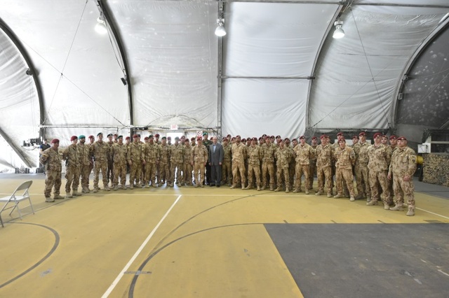 Fotografie premiéra a náčelníka Generálního štábu AČR s příslušníky 6. strážní roty
