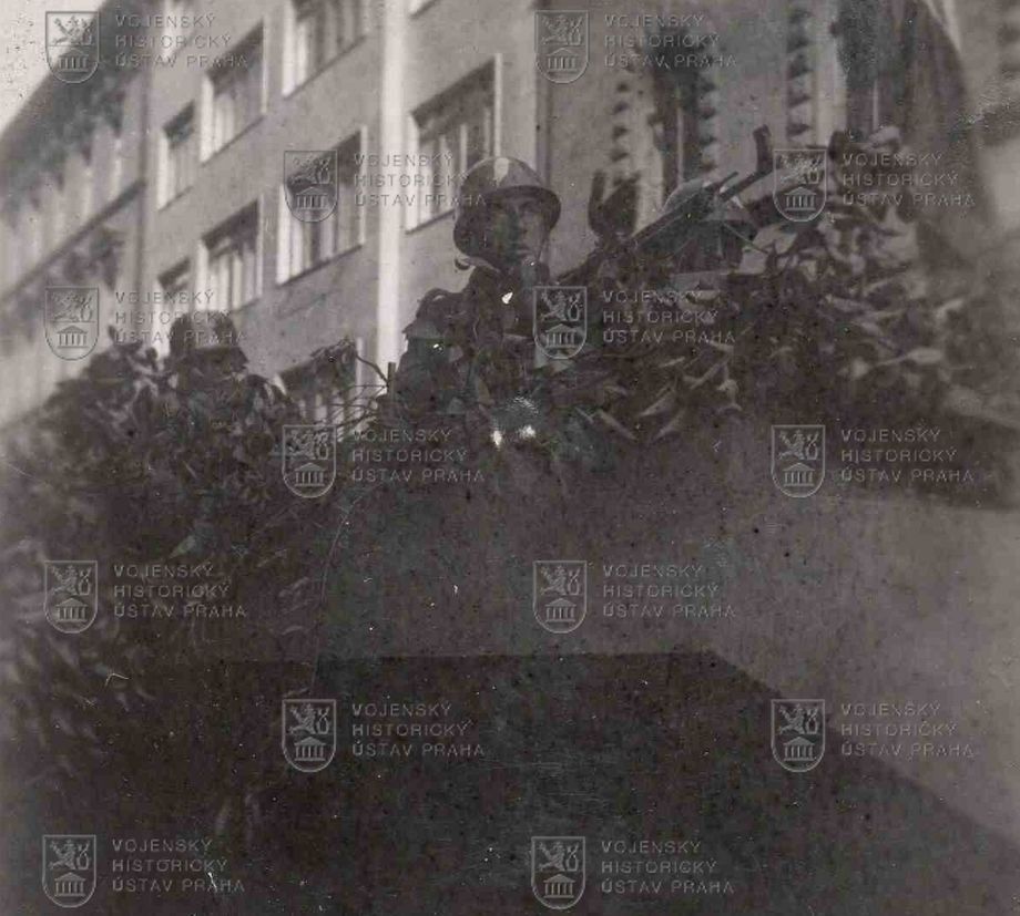 Fotografie - útočné vozy pražských povstalců