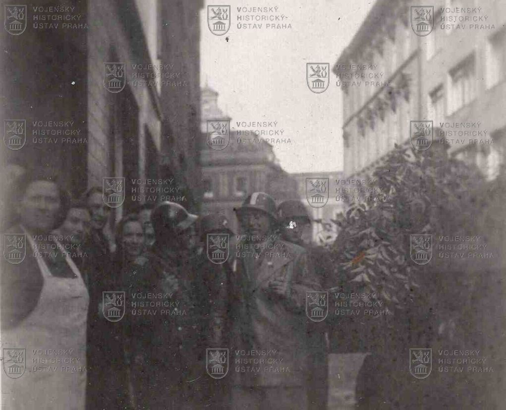 Fotografie - útočné vozy pražských povstalců