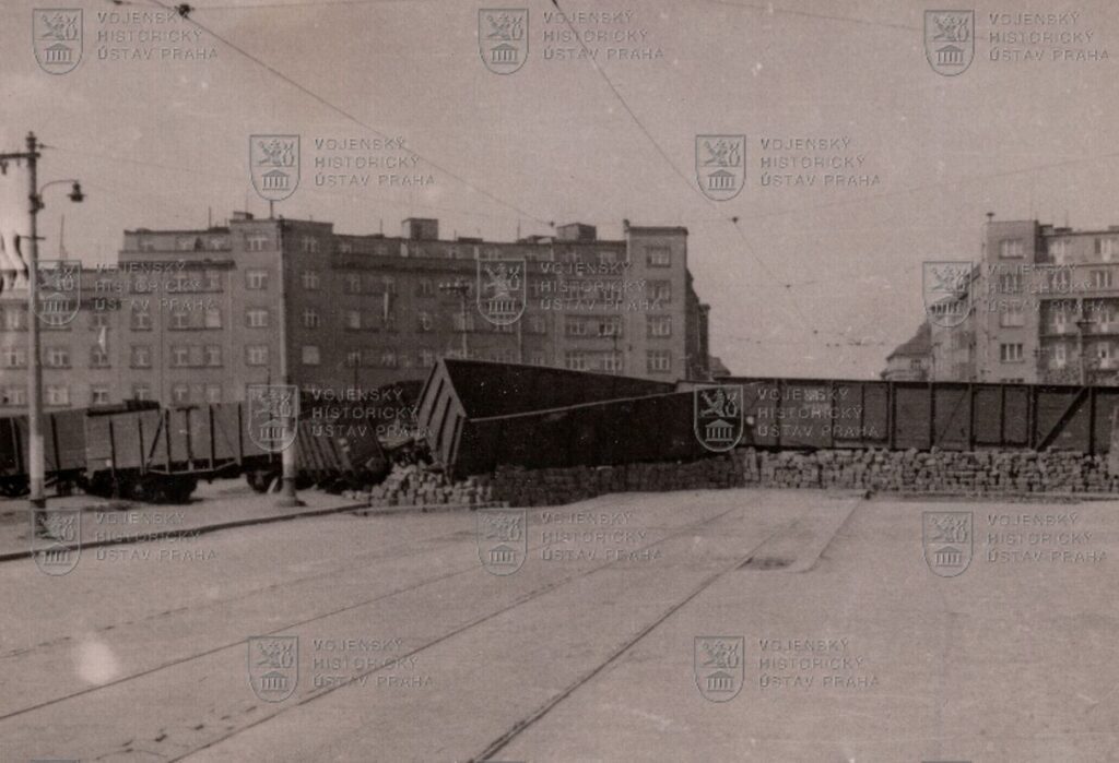 Fotografie - útočné vozy pražských povstalců