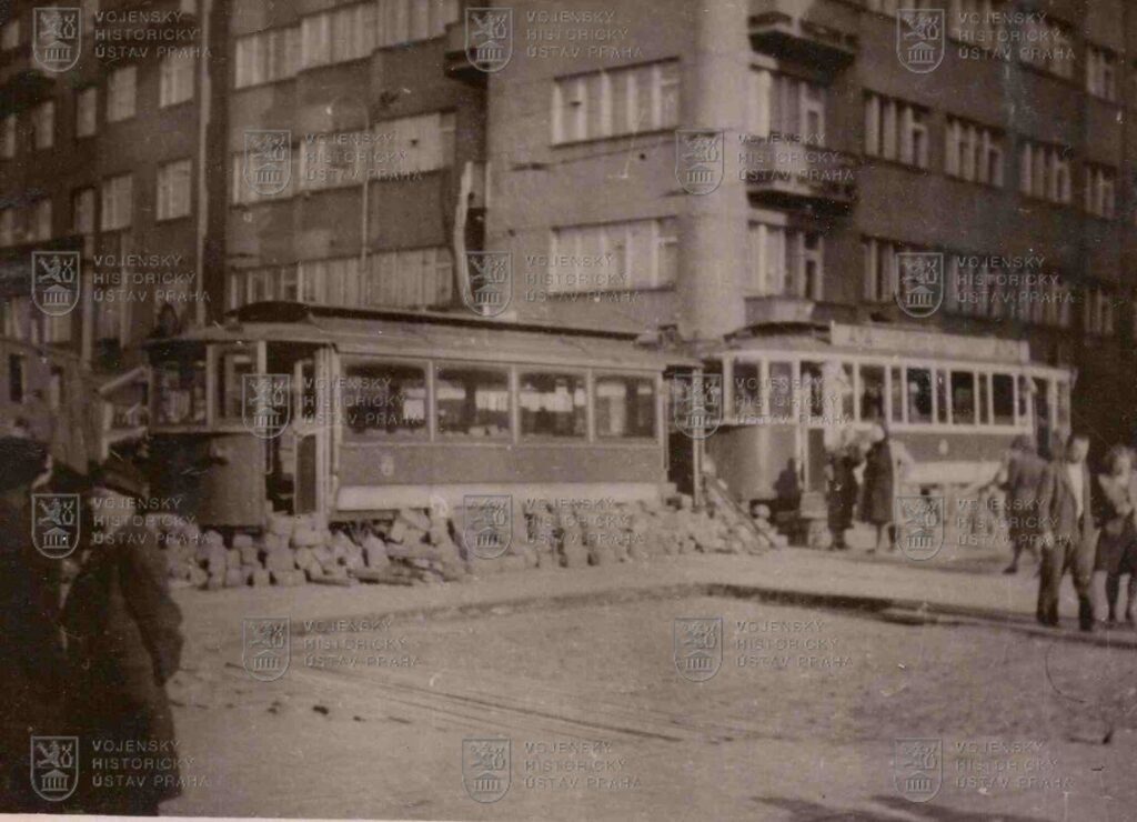 Fotografie - útočné vozy pražských povstalců