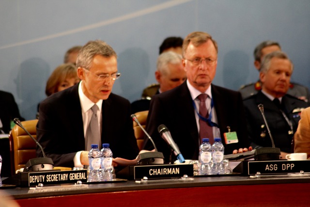 Generální tajemník NATO Jens Stoltenberg (vlevo) na úvod zasedání Severoatlantické rady