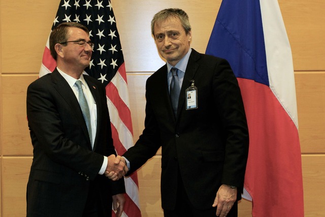 Ministr obrany Martin Stropnický se před zasedáním aliančních ministrů v Bruselu setkal se svým americkým protějškem Ashtonem Carterem