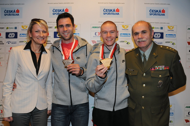 Gratulanti Bartošová a plk. Priščák s medailisty Maslákem a Kudličkou