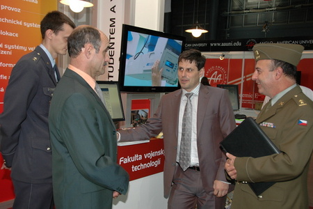 Expozici Univerzity obrany na veletrhu GAUDEAMUS 2010 navštívil v pátek 5. listopadu také náměstek ministra obrany pro personalistiku Ing. Michael Hrbata
