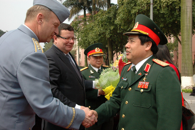 gen. Picek se zdraví s ministrem národní obrany Vietnamu