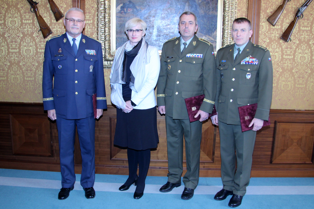 Ministryně obrany Karla Šlechtová, generálové Jaromír Alan a Ivo Střecha a plukovník Hlaváč