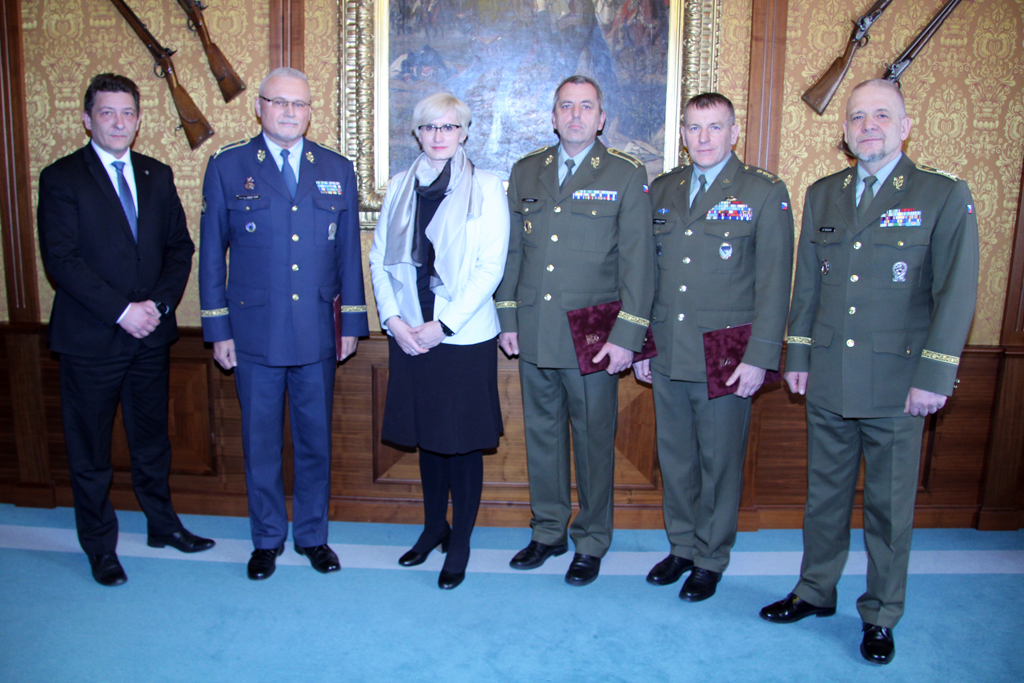 Ceremoniálu se účastnili také státní tajemník MO Petr Vančura a 1. zástupce náčelníka Generálního štábu AČR generálporučík Jiří Baloun
