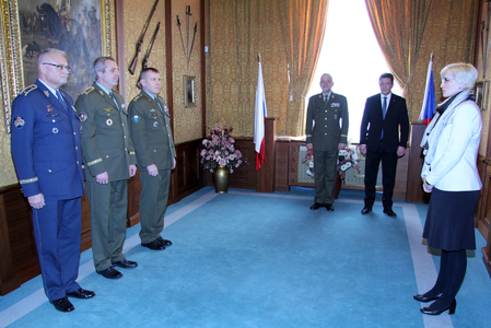 Ministryně obrany během vyhlášení personálních rozkazů