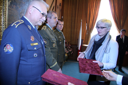 Generál Alan přebírá jmenovací dekret