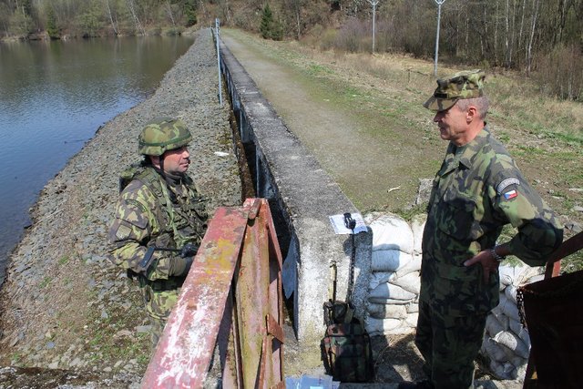 generál Adam hovoří s příslušníkem stráže