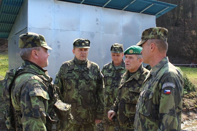 generál Adam při rozhovoru s velitelem pr AZ nadporučíkem Moravcem