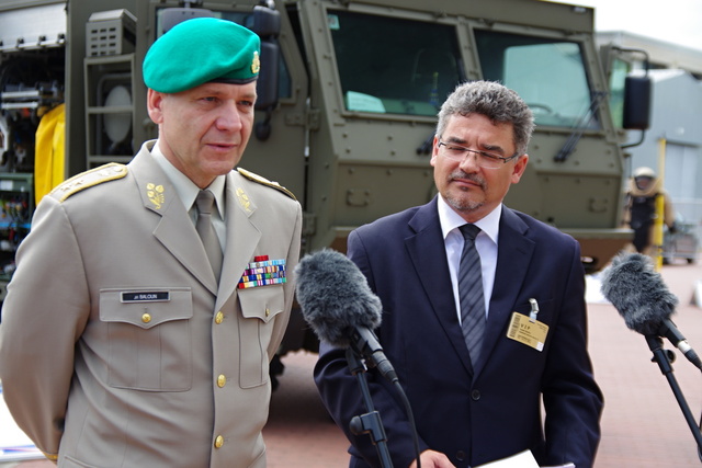 Generál Baloun a náměstek Kuchta na zahajovací tiskové konferenci