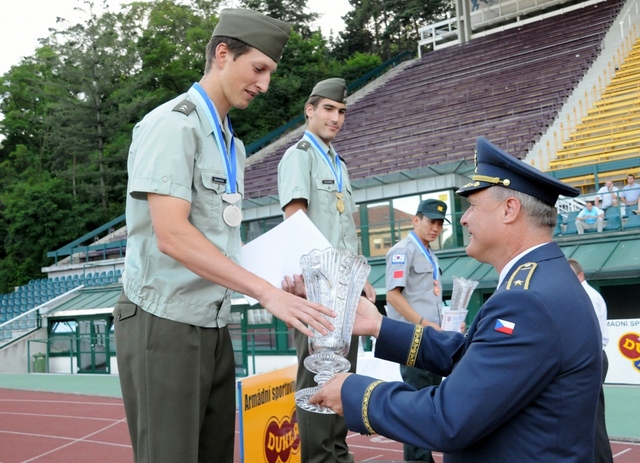 Generál Dvořák předává cenu druhému na armádním mistrovství rotmistru Polívkovi