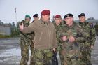 Generál Halbauer provádí generála Gurníka po německo nizozemském velitelství sboru